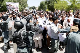 Căng thẳng ở Kabul với biểu tình, hăm dọa 