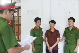 Bị khởi tố sau khi kiện cục trưởng Cục thuế