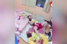 Ông bố một mình ru 3 con ngủ