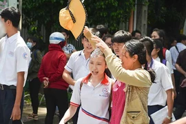 Đi thi cùng con