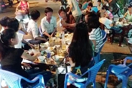 Quán nhậu náo loạn giữa đêm khuya