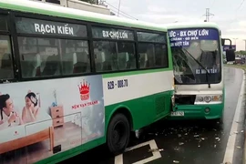 2 xe buýt tông nhau do biển quảng cáo bất ngờ rơi