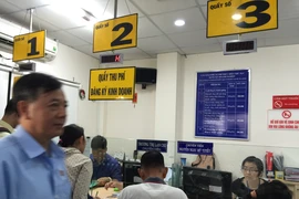 Doanh nghiệp làm thủ tục đăng ký kinh doanh tại Sở KH&ĐT TP.HCM. Ảnh: QN