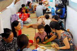 Con bệnh, một chồng, bốn "vợ" cùng chăm