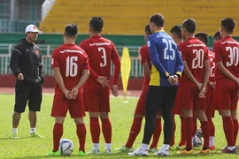 Khai mạc trong mưa bão và nỗi niềm HLV Hữu Thắng