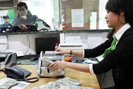 Tính phương án huy động USD trong dân