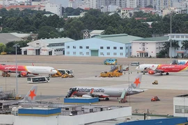 Nhiều giải pháp cấp bách cứu quá tải Tân Sơn Nhất