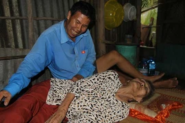 Người con điên nuôi mẹ già 90 tuổi...