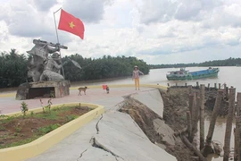 Tượng đài đang xây có nguy cơ đổ sụp xuống sông 