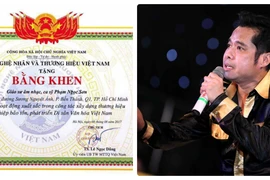 Ca sĩ tự nhận giáo sư: Phô trương và dễ dãi 