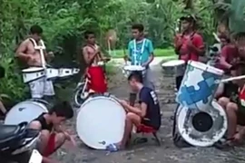 Nhóm nhạc nghiệp dư chơi trống 'bá đạo'