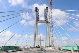 Hợp long cầu Cao Lãnh và cầu Vàm Cống