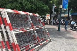 Nhiều khung kẽm gai ngay sát cổng trường tiểu học