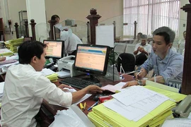 Công chức không được mặc áo thun đi làm