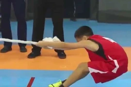 Cậu bé 'không bỏ cuộc' khi thi đấu kéo co
