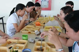 Suất cơm công nghiệp 12.000 đồng: Công nhân ăn gì?