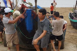 Hôm nay siêu bão ập vào đất liền