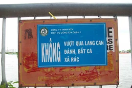 Biển báo cấm câu cá đã được thay mới