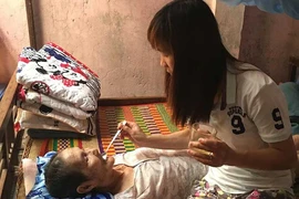 Nữ tuyển thủ đá bóng kiếm tiền chữa bệnh cho mẹ