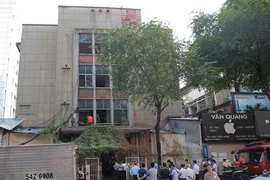 Khẩn cấp tháo dỡ chung cư sắp sập ngay giữa quận 1