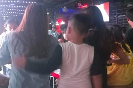 Choáng vì cho trẻ em vào bar để… vui chơi 