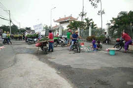 Cổng di tích lịch sử thành nơi họp chợ