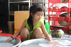Mong ước được đến trường của bé gái 7 tuổi