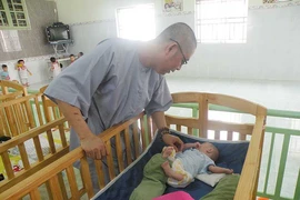 Hai anh em nguyện sống độc thân nuôi con người dưng