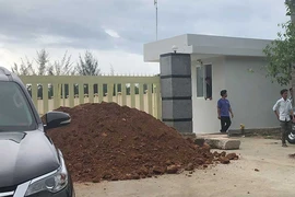 Nhà máy bột cá bị lấp cổng ngăn hoạt động