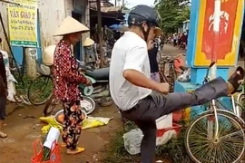 Phải xử nghiêm trưởng công an đá văng thau cá!