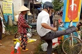 Xin lỗi dân vụ trưởng công an đá thau cá