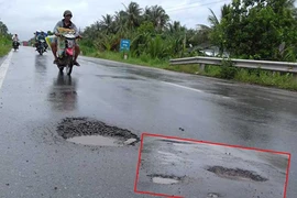 Đường vào cầu Cổ Chiên dày đặc ổ gà