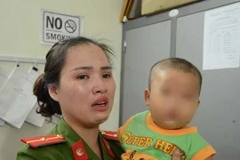 Xuất hiện cha bé trai được nữ công an cưu mang