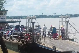 ‘Cõng’ ô tô qua sông: Biết sai nhưng vẫn liều