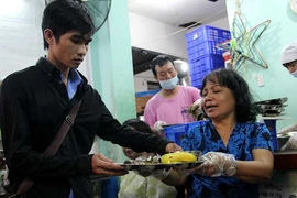 Sinh viên ăn cơm 2.000, có gì mà phán xét ầm ĩ!