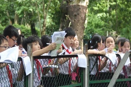 Ngoại khóa, hội nghị và lời xầm xì