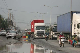 Run rẩy đi qua con đường ‘tử thần’ ở Bình Dương
