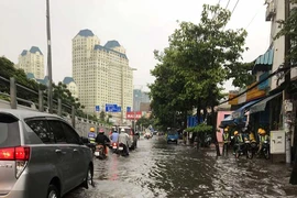 Không có bơm ‘khủng’, đường Nguyễn Hữu Cảnh thế nào?