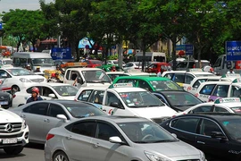 CSGT giải cứu 10 điểm kẹt xe kinh hoàng