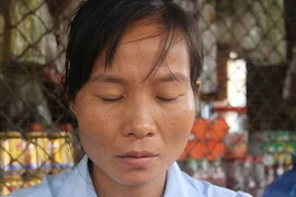 Bất tuân án tòa, cha giữ chặt con