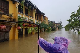Miền Trung vẫn chìm sâu trong nước lũ
