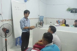 Anh công nhân dạy kèm miễn phí cho trẻ nghèo