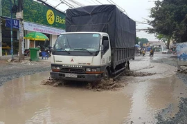 Đường Nữ Dân Công bỗng hóa thành ao