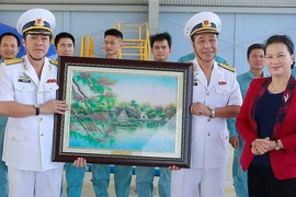 Chủ tịch QH Nguyễn Thị Kim Ngân thăm các đơnvị hải quân