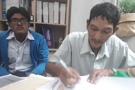 Mẹ mất, cha gặp khó khi chuyển hộ khẩu cho con