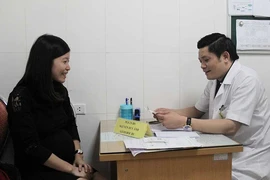 Lướt điện thoại chọn bác sĩ
