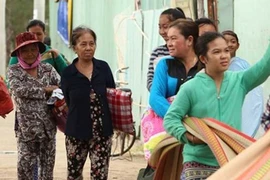 Dân vui mừng khi bão số 16 không vào đất liền