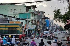 Tàu hỏa vào trung tâm, giao thông TP.HCM rối loạn!