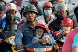 Bắt buộc đội mũ bảo hiểm đối với học sinh từ 6 tuổi