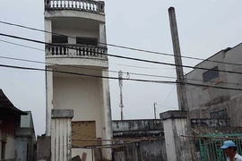 Phát hoảng với nhà vắng chủ chực chờ đổ sập